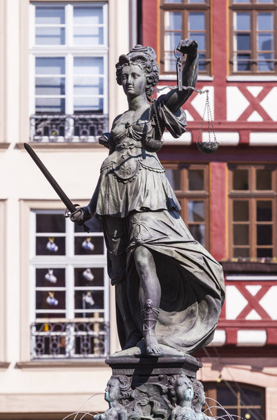 Статуя Юстиція перед Ромер у Франкфурті - Germ - Фото, зображення