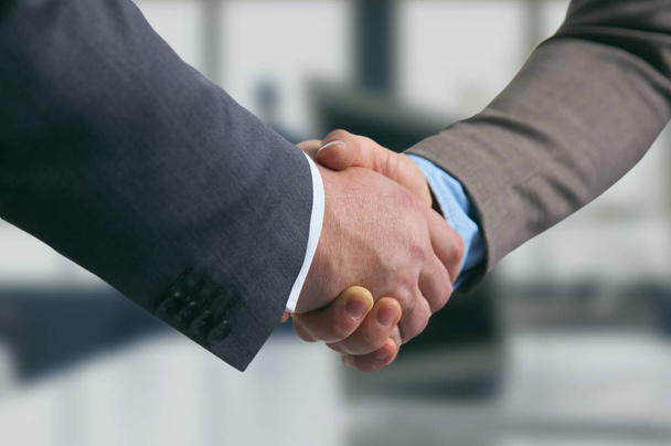 ビジネス ハンドシェイク。二人のビジネスマンがそれぞれのothと握手をする - 写真・画像