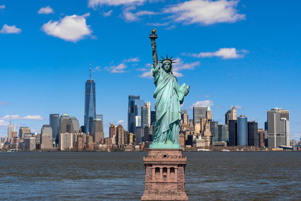 Socha svobody nad scénou města New York na břehu řeky, kde se nachází dolní Manhattan, Architektura a budova s turistickým konceptem - Fotografie, Obrázek