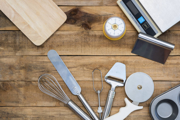 Padaria e Cozinhar Ferramentas com temporizador de cozinha, balanças na mesa de madeira
 - Foto, Imagem