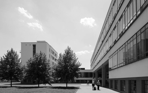 Bauhaus in Dessau in Schwarz-Weiß - Foto, Bild