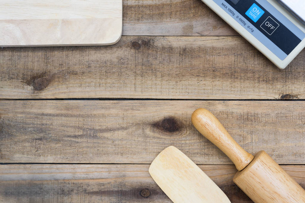 Инструмент для выпечки древесины с цифровыми весами на деревянном столе
 - Фото, изображение