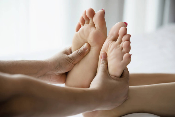 Mulher recebendo serviço de massagem nos pés de massagista de perto na mão e pé - relaxar no conceito de serviço de massagem nos pés
 - Foto, Imagem