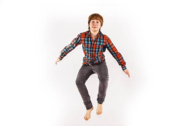 tiener springen in de lucht  - Foto, afbeelding