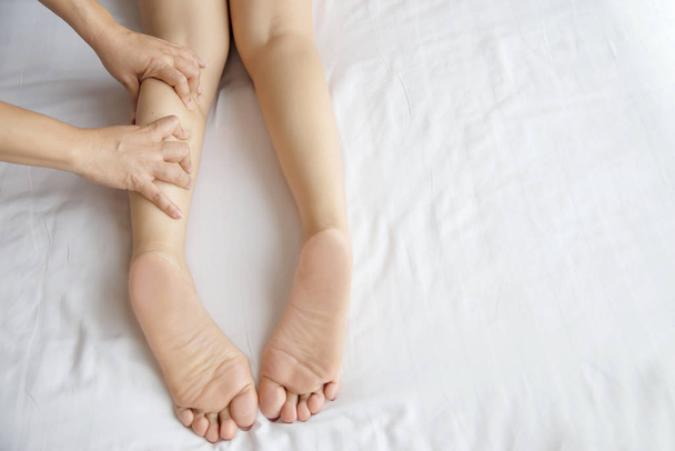 Vrouw ontvangen voetmassage service van masseuse close up bij de hand en voet-ontspannen in voetmassage therapie service concept - Foto, afbeelding