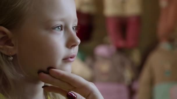 Little girl doing makeup videoportrait - Кадры, видео