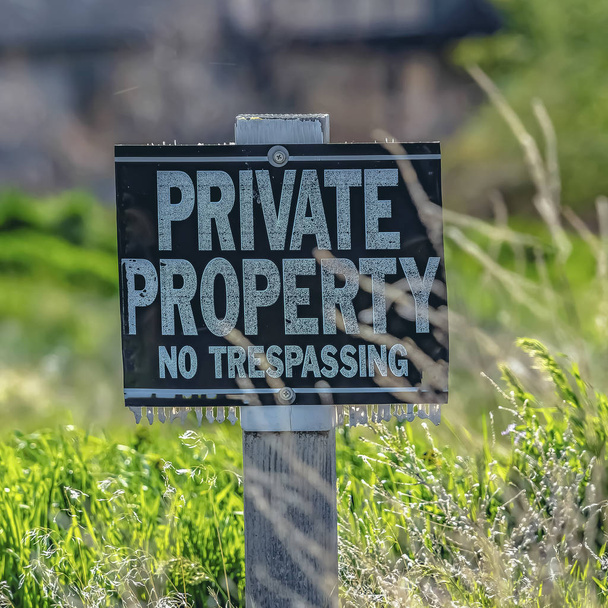 Plac z bliska prywatnej nieruchomości Brak znaku Trespassing w słoneczny dzień - Zdjęcie, obraz
