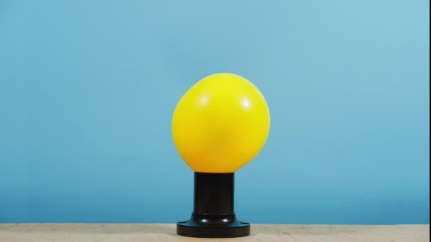Stop Motion Sarı balon şişirilir, bir patlama ve parlak bir lamba belirir. Fikirlerin ortaya çıkışı kavramı. - Video, Çekim