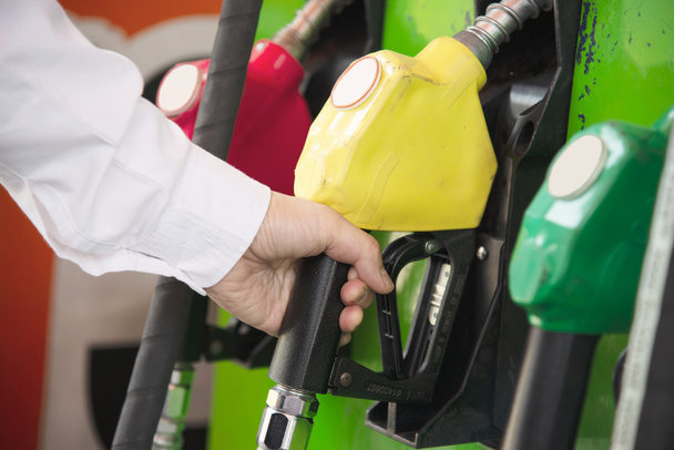 Mann füllt Benzin in Tankstelle in sein Auto - Foto, Bild