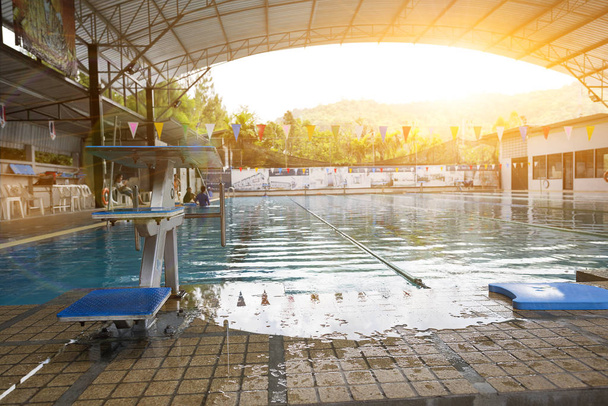 Плавательный бассейн и подставка для прыжков с эффектом солнечного света
 - Фото, изображение
