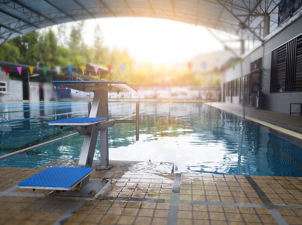 Schwimmbad und Sprungstand mit Sonnenlichteffekt - Foto, Bild