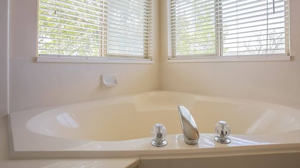 Panorama Coração reluzente em forma construída na banheira na esquina de um banheiro
 - Foto, Imagem