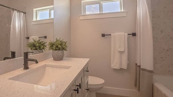 Panoramarahmen Toilette und Waschtisch mit Schränken und Waschbecken unter der weißen Arbeitsplatte - Foto, Bild