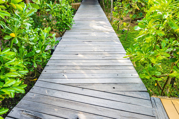 Piękne drewniane ścieżki chodzić w ogrodzie - Zdjęcie, obraz