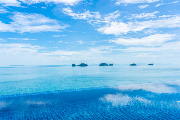 Belle piscine extérieure avec océan sur nuage blanc bl
 - Photo, image