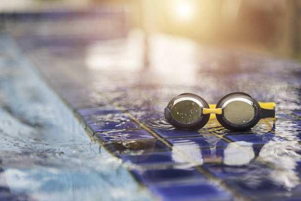 Brille an der Seite eines Schwimmbades - Foto, Bild