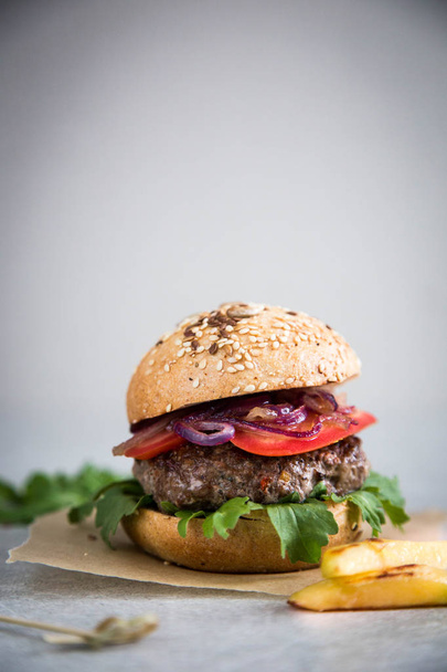 Zrób domowy Burger wołowy i frytki. Tło świetlne, c - Zdjęcie, obraz