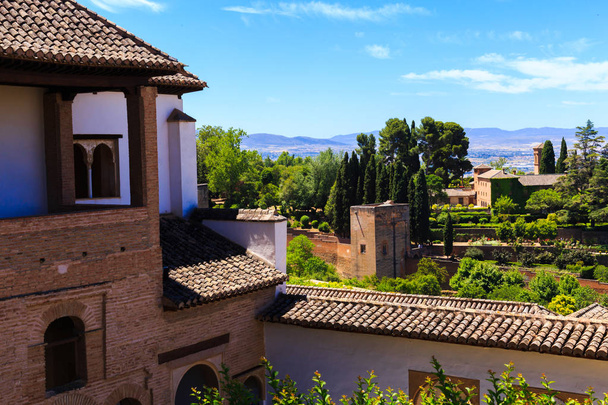 Vista geral do pátio do Generalife, com a sua famosa fonte e jardim. Complexo de Alhambra de Granada, Espanha
 - Foto, Imagem