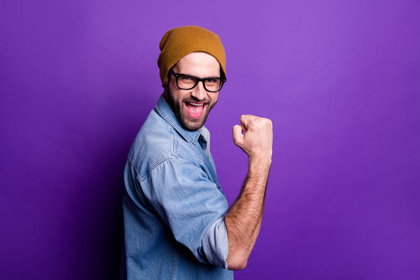Profile side view portrait of his he nice attractive cheerful cheery glad satisfied bearded guy showing yes gesture isolated over bright vivid shine violet lilac background - Valokuva, kuva