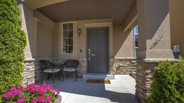灰色の木製の正面玄関と家の窓のパノラマポーチチェア - 写真・画像