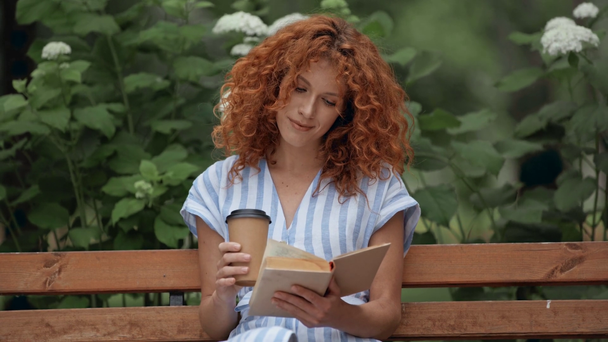ευτυχισμένο κορίτσι πίνοντας καφέ για να πάει και να διαβάσει το βιβλίο  - Πλάνα, βίντεο