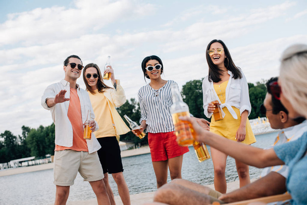 wesoły, młodych wielokulturowych przyjaciół zabawy i picia piwa na plaży - Zdjęcie, obraz