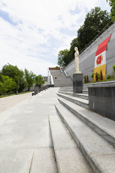 Oděská Řecká Park schody s vlajkami a sochami - Fotografie, Obrázek