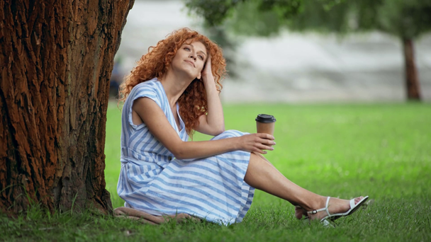 mutlu genç kadın parkta gitmek için kahve içme  - Video, Çekim
