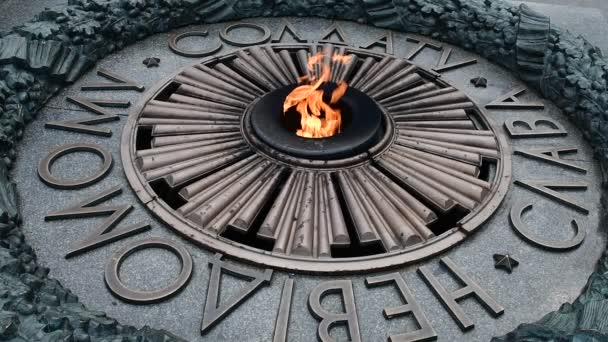 Flamme am Denkmal des unbekannten Soldaten Kiev ukraine -Video - Filmmaterial, Video