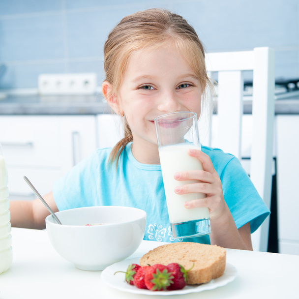 little girl drinking milk - Foto, Imagen