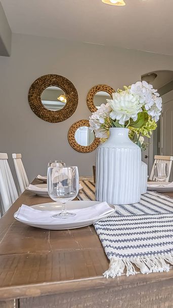 Kahverengi ahşap masa ve beyaz ahşap sandalye ile Dikey çerçeve Yemek odası iç - Fotoğraf, Görsel