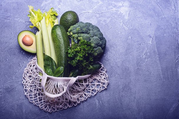 Πράσινα λαχανικά σε βαμβακερή σακούλα - Φωτογραφία, εικόνα