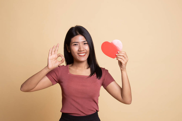 Asian woman show OK with red heart. - Фото, зображення