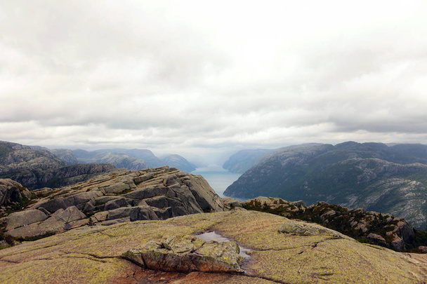 Droga do urwiska Preikestolen w fiord Lysefjord-Norwegia-natura i tło podróży. Koncepcja urlopów. - Zdjęcie, obraz