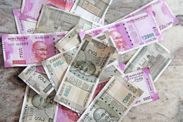 Indiai pénz és bankjegy, 500 rúpiát és 2 000 rúpiát. Backgro a - Fotó, kép