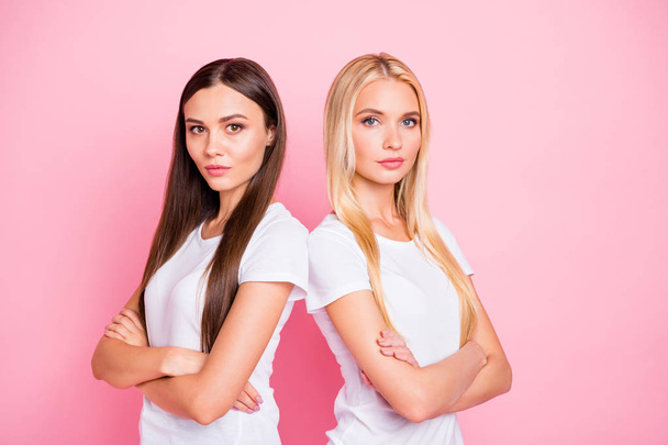 Photo of two pretty ladies stand back to back crossing arms wear casual outfit isolated pink background - Foto, Imagem