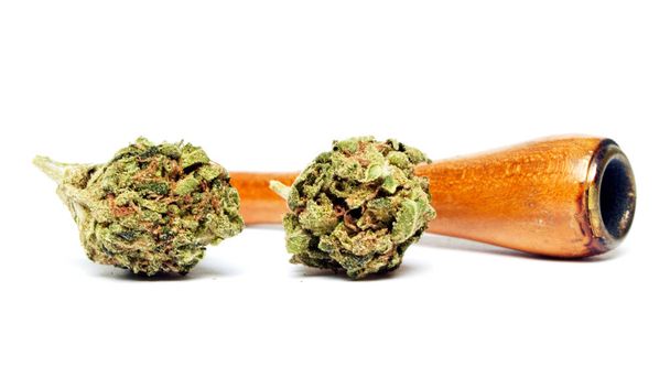 Cannabis met houten rookpijp geïsoleerd op witte achtergrond - Foto, afbeelding