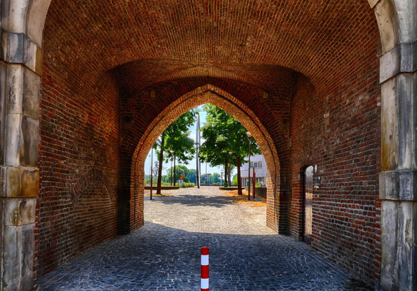 Вид на історичну міську браму в Арнем, Нідерланди - Фото, зображення