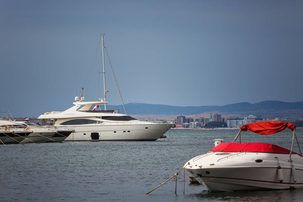 Лодки припаркованы в гавани. Летний морской пейзаж. Путешествия и отдых
 - Фото, изображение