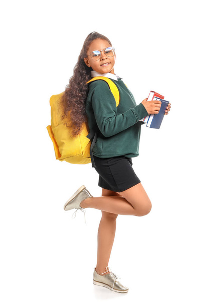 Afrikaans-Amerikaanse schoolmeisje op witte achtergrond - Foto, afbeelding