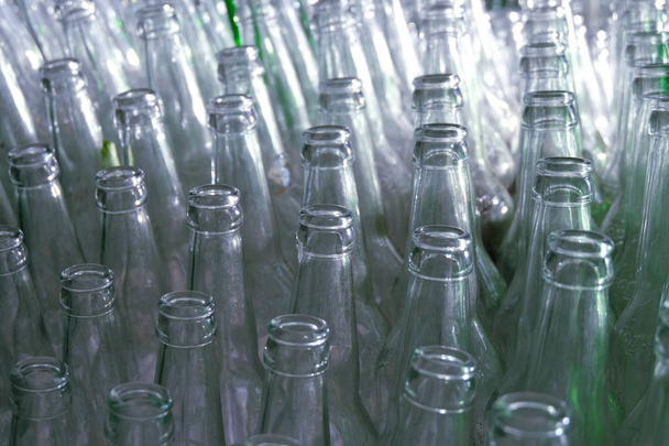 muitos vazios, garrafas de vidro branco, reciclagem ecológica
 - Foto, Imagem
