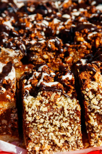 Нарізаний тістечко крупним планом. Шоколадний торт з арахісом на підносі
 - Фото, зображення