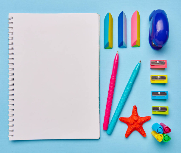 Schulsachen liegen auf einem hellblauen Tisch - Foto, Bild