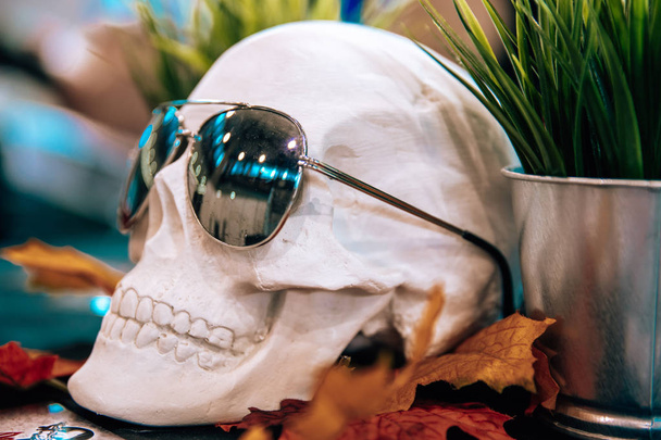 テーブルの上のタトゥースタジオでサングラスを持つ頭蓋骨 - 写真・画像