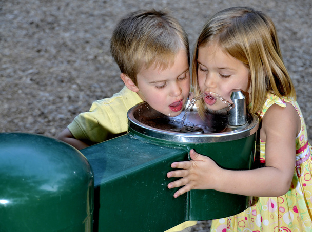 kinderen drinkwater - Foto, afbeelding