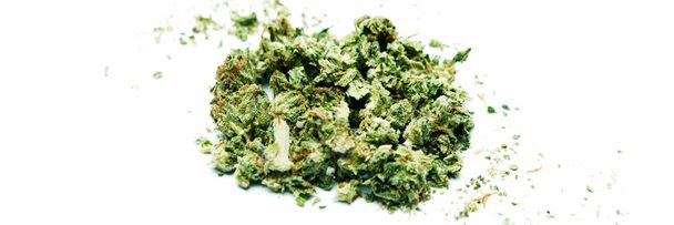 Stos suszonych marihuany na białym tle - Zdjęcie, obraz
