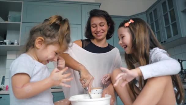 familia feliz cocinero juntos en la cocina - Metraje, vídeo