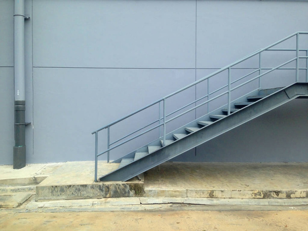 Железная лестница для проведения ремонтных работ. Стальные лестницы на стенах здания
. - Фото, изображение