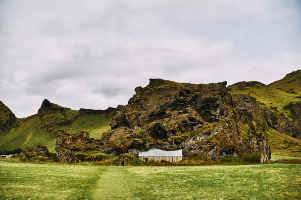Ruines de la maison traditionnelle islandaise et de la grange
. - Photo, image