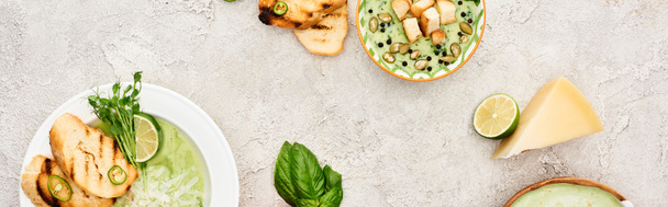 緑とクルトンを添えたおいしいクリーミーな緑の野菜スープのパノラマショット - 写真・画像